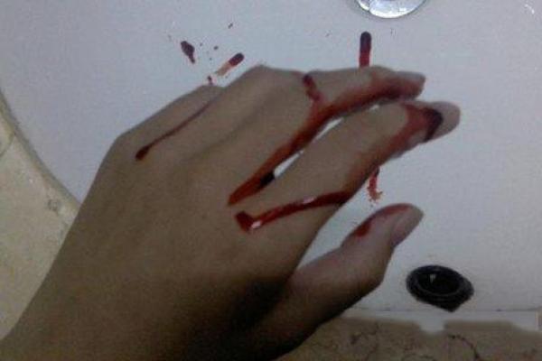 梦见打自己的女儿是什么意思